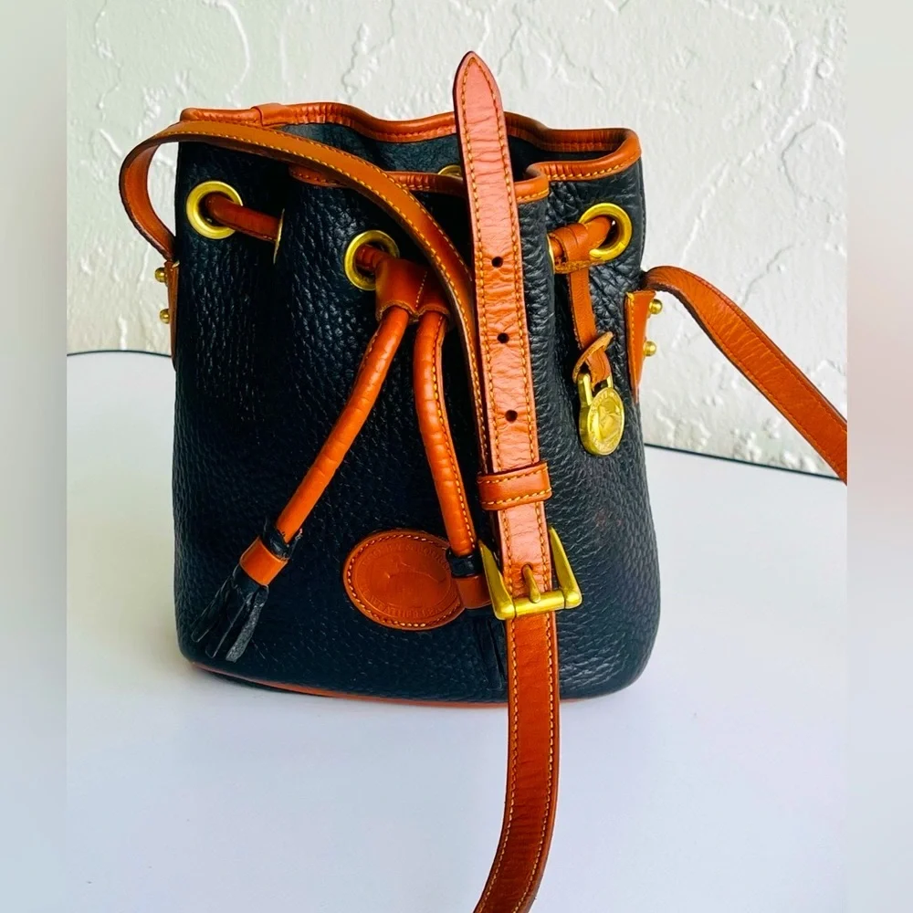 MINI VINTAGE DOONEY AND BOURKE CROSSBODY BUCKET BLACK /BRITISH TAN ♦️HOST PICK♦️ - Picture 8 of 16